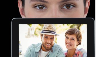 Dijital tablet tutan, video görüşmesi yapan ve Kafkasyalı bir çiftle etkileşim halinde olan bir kadın, tecrit sırasında sosyal mesafeler ve kişisel izolasyon.