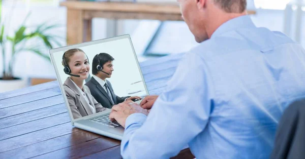 Hombre Usando Portátil Con Dos Compañeros Trabajo Caucásicos Sus Oficinas — Foto de Stock