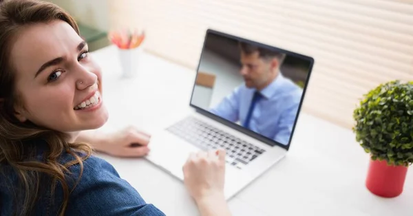 Egy Kaukázusi Laptopot Használ Kaukázusi Férfival Videokonferenciát Tart Interakcióba Lép — Stock Fotó