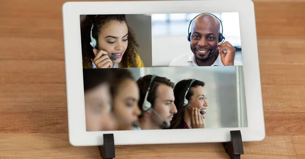 一种数码平板电脑 多族裔的同事戴着耳机 在网上进行视频会议和互动 在关机过程中保持社交距离和自我隔离 — 图库照片