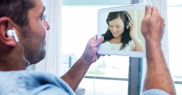 Mężczyzna Trzymający Tablet Mający Spotkanie Wideo Interakcję Online Białą Kobietą — Zdjęcie stockowe