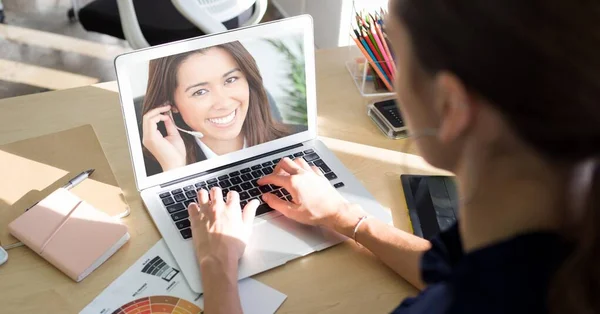 Mulher Usando Laptop Tendo Uma Reunião Vídeo Interagindo Line Com — Fotografia de Stock