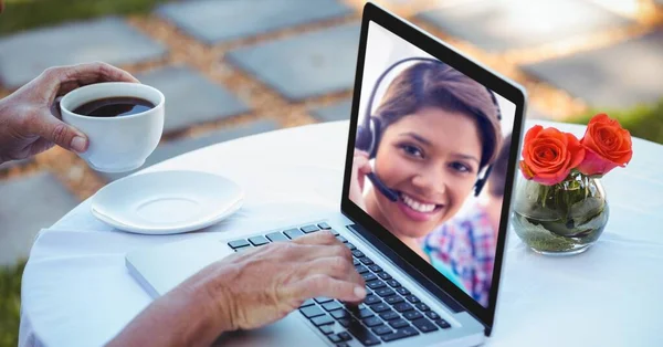 Pessoa Usando Laptop Bebendo Café Tendo Uma Reunião Vídeo Interagindo — Fotografia de Stock
