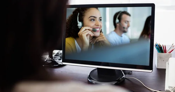 Számítógépet Használó Többnemzetiségű Munkatársak Csoportjával Irodájában Videokonferenciával Online Interakcióval Társadalmi — Stock Fotó