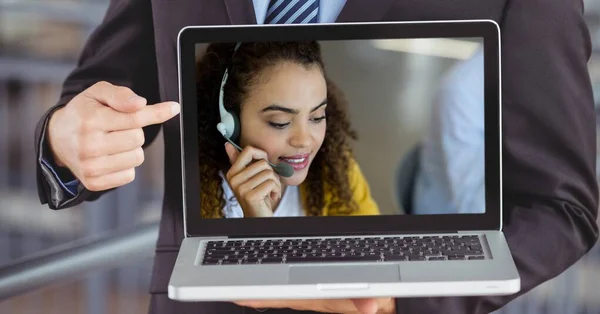 Pessoa Segurando Laptop Tendo Uma Reunião Vídeo Interagindo Line Com — Fotografia de Stock