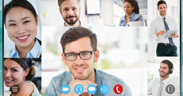 Группа Многонациональных Сотрудников Своих Офисах Домах Имеющих Видео Встречу Взаимодействующих — стоковое фото