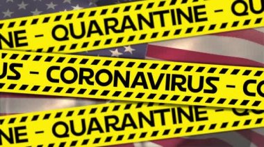 Sarı ve siyah bantlı karantina Coronavirus 'un Amerikan bayrağı dalgalanması üzerine animasyonu. Dijital olarak üretilen küresel koronavirüs Covid 19 salgın konsepti.