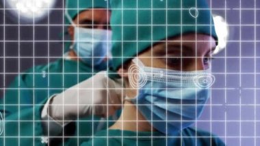 Yüz maskesi takan iki doktorun üzerinde görünen bir kontür haritasının animasyonu. Dijital olarak üretilen küresel koronavirüs Covid 19 salgın konsepti.