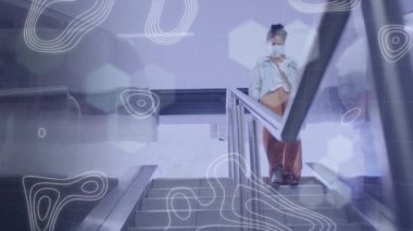 Yüz maskesi takan, merdivenlerden inen bir kadının dış görünüş haritası. Dijital olarak üretilen küresel koronavirüs Covid 19 salgın konsepti.