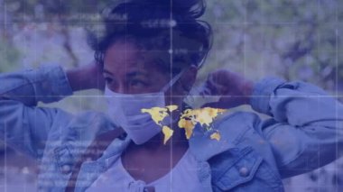 Kıtalarda Covid-19 hücreli bir dünya haritasının animasyonu. Yüz maskesi takan, sokakta yürüyen bir kadın üzerinde. Dijital olarak üretilen küresel koronavirüs Covid 19 salgın konsepti.