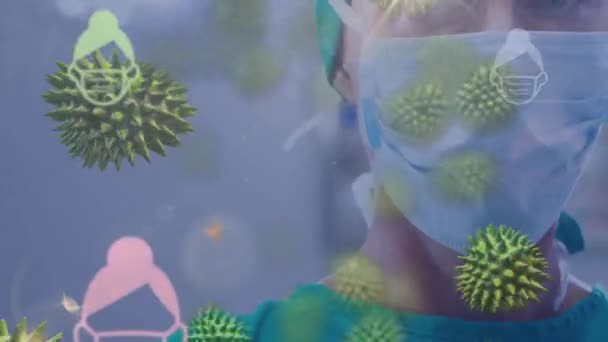 マクロのアニメーションCovid 19細胞と女性医師の顔のマスクアイコンを身に着けている人々 世界的なパンデミックコロナウイルスCovid 19感染症の概念をデジタルで生成 — ストック動画