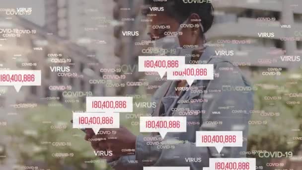 Animering Ord Och Stigande Siffror Flyter Över Kvinna Bär Ansiktsmask — Stockvideo