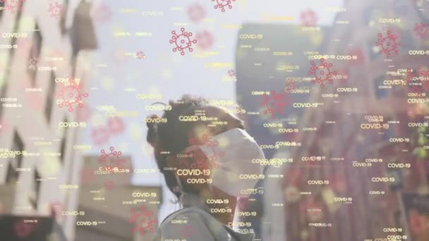 Covid Covid 细胞图标的动画在一位戴着面具 走在大街上的妇女上方飘扬 全球大流行病Coronavirus Covid — 图库视频影像
