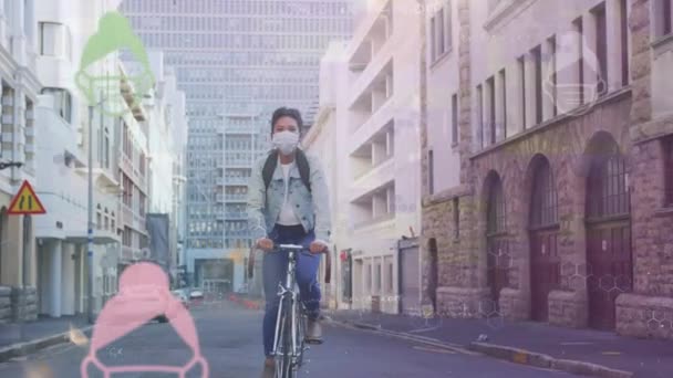 フェイスマスクをした女性の上にフェイスマスクのアイコンを身に着けている人々のアニメーション 自転車に乗って 世界的なパンデミックコロナウイルスCovid 19感染症の概念をデジタルで生成 — ストック動画