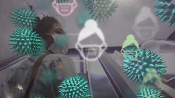 大型Covid 19细胞的动画和戴面罩图标的人在戴面罩的妇女上方漂浮 使用自动扶梯 全球大流行病Coronavirus Covid — 图库视频影像