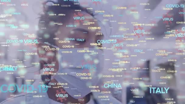 国名と言葉のアニメーションCovid 19顔のマスクをした女性の上に浮かぶウイルスが通りを歩いている 世界的なパンデミックコロナウイルスCovid 19感染症の概念をデジタルで生成 — ストック動画