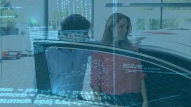 İstatistiklerin animasyonu, beyaz bir çiftin bir arabanın yanında dikilmesi, kucaklaşması, beyaz bir adamla konuşması. Coronavirus Covid-19 pandemik konsept dijital bileşik