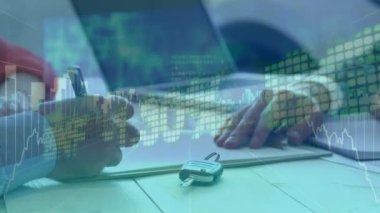 İstatistiklerin animasyonu, dosyalara yazı yazan insanların veri işlemesi, el sıkışmalar. Coronavirus Covid-19 pandemik konsept dijital bileşik