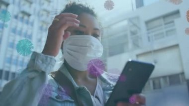 Makro Covid-19 hücrelerinin animasyonu Asyalı bir kadının üzerinde yüzüyor yüz maskesi takıyor, akıllı telefon kullanıyor, sokakta duruyor. Coronavirus Covid-19 salgın konseptinin animasyonu dijital kompozit