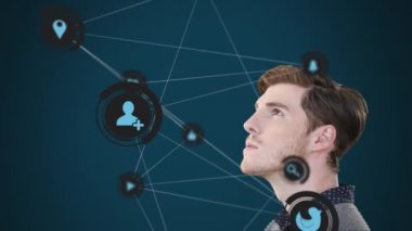 Sosyal simgelerle bağlantılı ağlara bakan beyaz bir adamın animasyonu. Küresel ekonomi ve teknoloji kavramı dijital kompozit