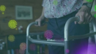 Yaşlı adamın üzerinde yürüyen iskelet kullanarak süzülen makro Covid-19 hücrelerinin animasyonu. Karantina karantinasında kişisel izolasyon dijital kompozit