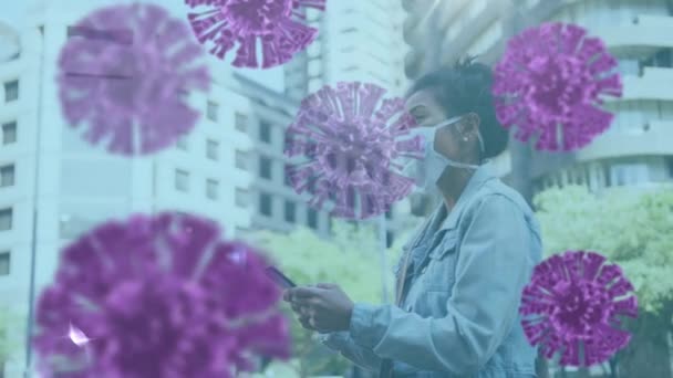 大型Covid 19细胞的动画漂浮在亚洲妇女身上 戴着面具 使用智能手机 站在街上 Coronavirus Covid 19流行病概念数字合成动画 — 图库视频影像