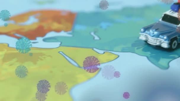 Анимация Макроклеток Ковид Плавающих Над Картой Мира Автомобильной Игрушкой Стоящей — стоковое видео