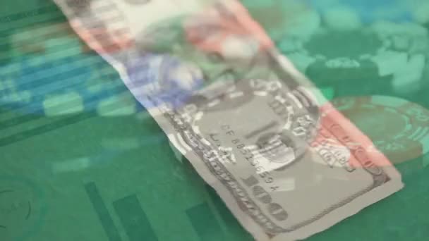 Animacja Amerykańskich Banknotów Dolarowych Spadających Stół Nad Żetonami Kasynie Kartami — Wideo stockowe