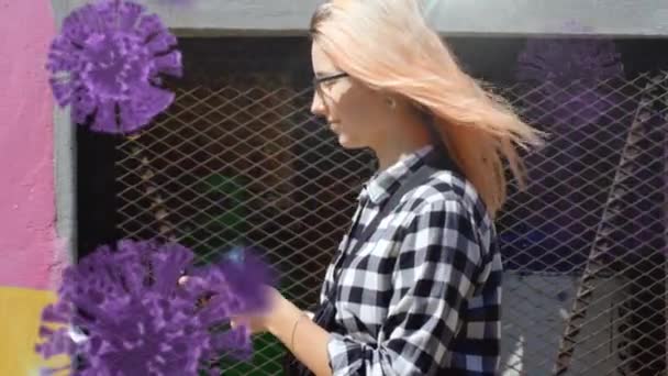 Animación Células Macro Covid Flotando Sobre Una Mujer Caucásica Caminando — Vídeos de Stock