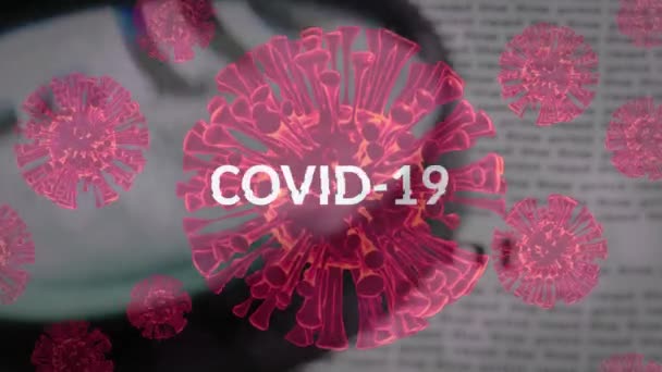 用Covid 19字在Covid 19巨细胞上显示报纸线条的放大镜动画 Coronavirus Covid 19大流行病概念数字组合 — 图库视频影像