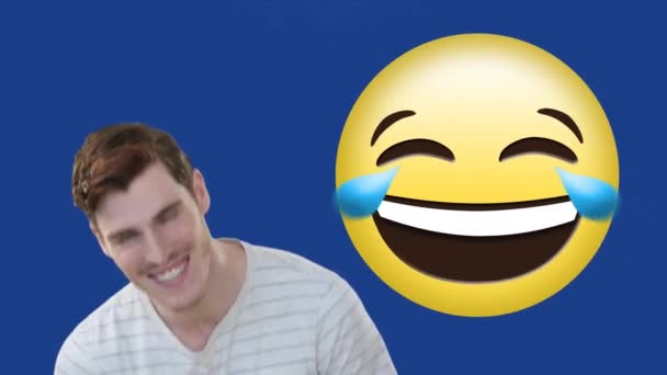 Animación Hombre Caucásico Riendo Con Emoji Risueño Sobre Fondo Azul — Vídeo de stock