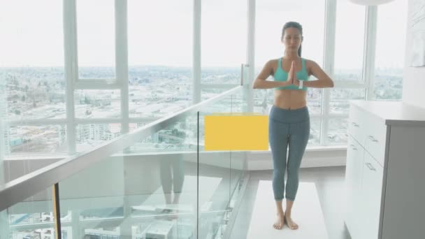 Beyaz Kadının Yoga Yapması Üzerine Sosyal Mesafeli Mesajı Olan Sarı — Stok video