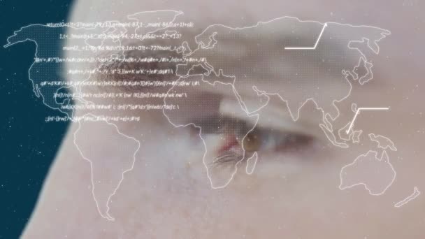 白人男性の目に言葉が現れる世界地図のアニメーション 世界経済と技術の概念デジタル複合体 — ストック動画