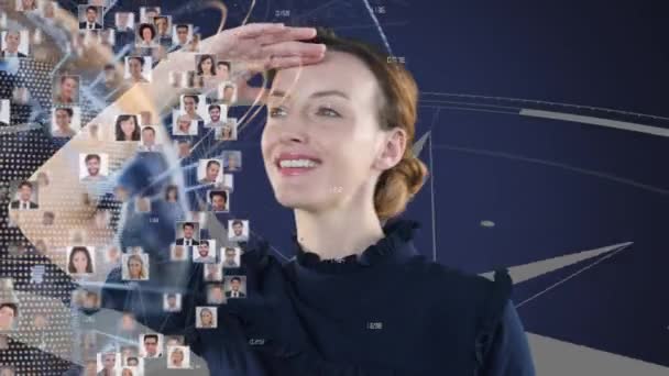 人々の絵が描かれた球体を見ている白人女性のアニメーション 世界経済と技術の概念デジタル複合体 — ストック動画