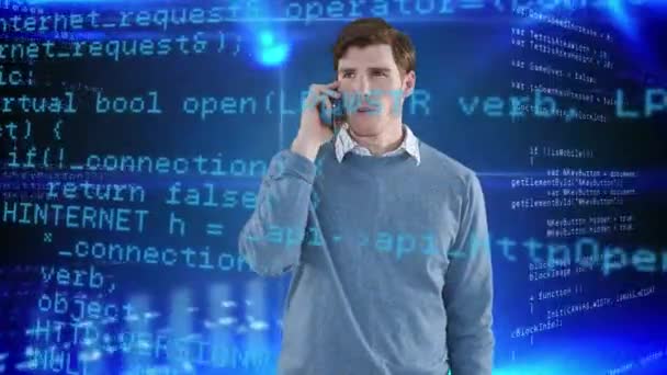 Animation d'un homme caucasien parlant au téléphone sur le traitement des données. Économie mondiale et technologie concept numérique composite 