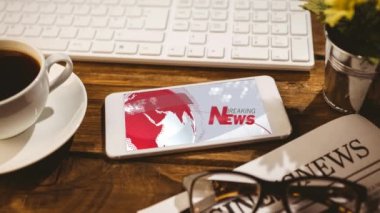 Ekranda bir küre ve son dakika haberlerini gösteren bir akıllı telefonun animasyonu. Coronavirus Covid-19 teknoloji konsepti dijital kompozisyon