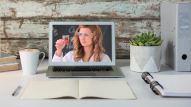 Bir laptopun animasyonu, beyaz bir kadın bilim adamının koruyucu Google 'lar taktığını ve test tüpündeki sıvıya baktığını gösteriyor. Coronavirus Covid-19 teknoloji konsepti dijital kompozisyon
