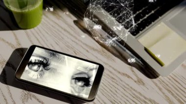 Akıllı telefonun animasyonu akıllı telefonun üzerinde bir ağ ile yüzen bir kadının gözlerini gösteriyor. Coronavirus Covid-19 teknoloji konsepti dijital kompozisyon