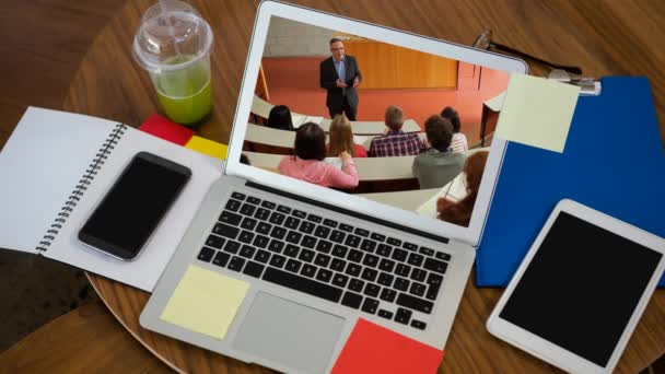 Animação Laptop Mostrando Grupo Multi Étnico Alunos Ouvindo Seu Professor — Vídeo de Stock