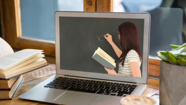 本を持っている白人女性教師とノートパソコンのアニメーションと黒板に数学の方程式を書きます 画面上 コロナウイルスCovid 19技術コンセプトデジタル組成 — ストック動画