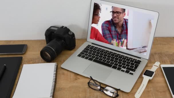 Animação Laptop Mostrando Casal Raças Mistas Usando Computador Tela Coronavirus — Vídeo de Stock