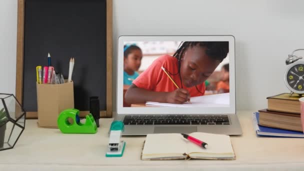 Animación Portátil Con Niño Raza Mixta Escribiendo Cuaderno Aula Pantalla — Vídeo de stock