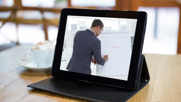 Animazione Tablet Digitale Con Uomo Affari Caucasico Che Scrive Una — Video Stock