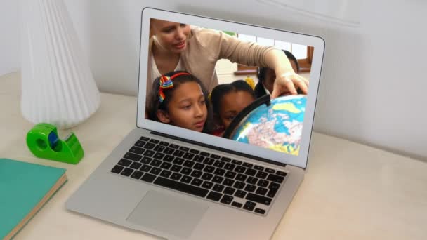 Κινούμενα Σχέδια Ενός Φορητού Υπολογιστή Που Δείχνει Πολυεθνική Ομάδα Παιδιών — Αρχείο Βίντεο