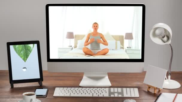Animering Datorskärm Som Visar Vit Kvinna Som Utövar Yoga Skärmen — Stockvideo