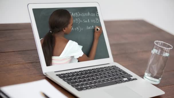 Animação Laptop Mostrando Mestiço Professor Feminino Escrevendo Equações Matemáticas Quadro — Vídeo de Stock