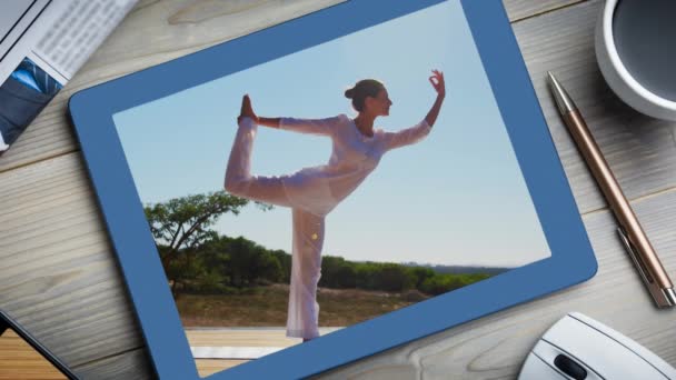 Beyaz Bir Kadının Ekranda Yoga Yaptığını Gösteren Dijital Tablet Animasyonu — Stok video