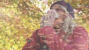 Covid-19 ve makro Covid-19 hücre simgeleri beyaz bir kadının peçeteye hapşırması. Coronavirus Covid-19 pandemik konsept dijital bileşik