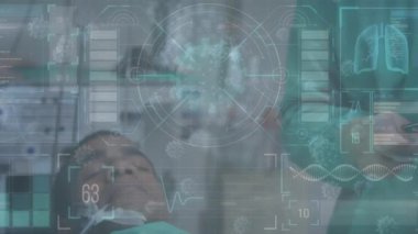 Kapsam taraması, statistiği gösteren makro Covid-19 hücreleri bir hastanın yanında duran beyaz erkek doktor üzerinde yüzüyor. Coronavirus Covid-19 pandemik konsept dijital bileşik