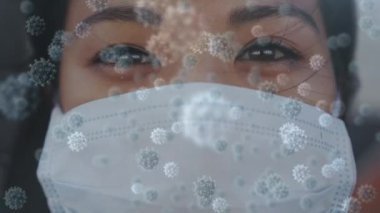 Makro Covid-19 hücrelerinin Asyalı bir kadının üzerinde yüz maskesi takarak yüzdüğü animasyon. Coronavirus Covid-19 pandemik konsept dijital bileşik